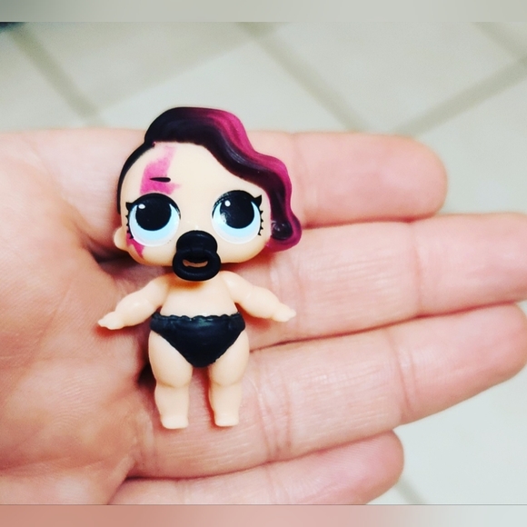 LOL Surprise Dolls Series 2 Lil Sisters Lil Rocker - Picture 1 of 4